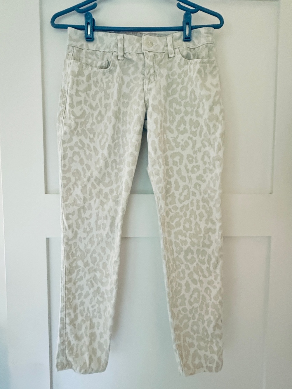 Cloth & Stone a/k/a Bella Dahl Light Wash Cream Grey Leopard Print Jeans